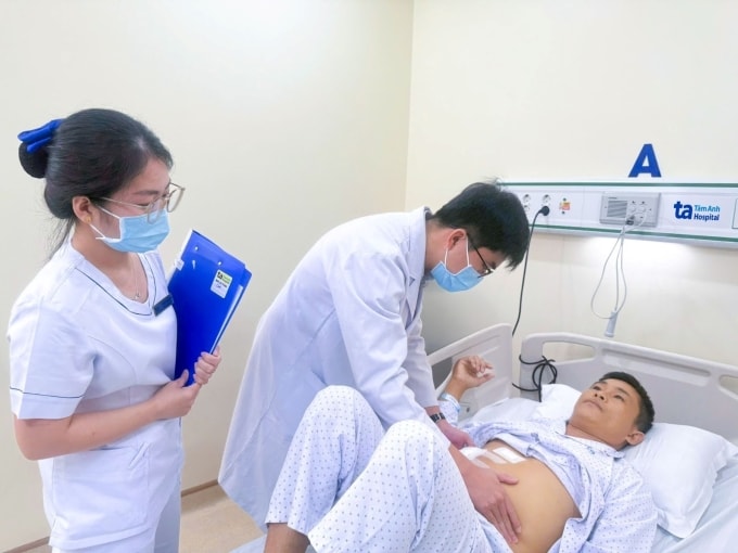 Bác sĩ khám cho anh Giang trước khi xuất viện. Ảnh: Bệnh viện Đa khoa Tâm Anh