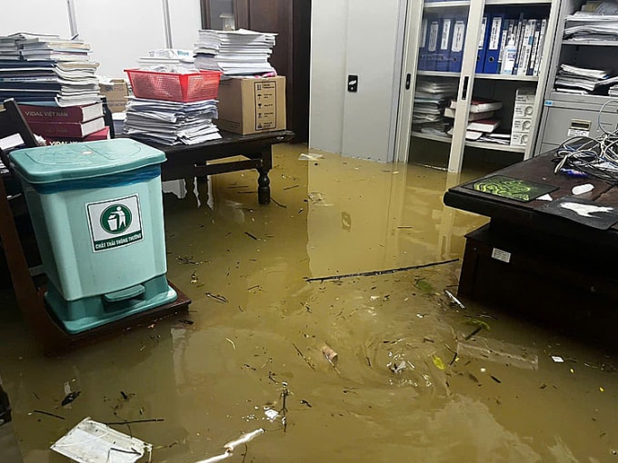 Nước ngập sâu trong khuôn viên bệnh viện, nhân viên y tế phải di chuyển cả tài liệu lên trên. Ảnh: Bác sĩ cung cấp