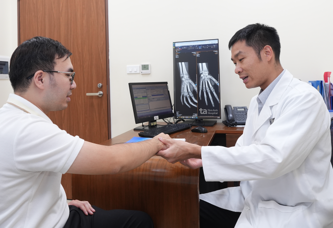 Bác sĩ kiểm tra tình trạng cứng khớp ngón tay cho bệnh nhân. Ảnh: Bệnh viện Đa khoa Tâm Anh