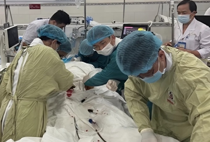 Kíp ECMO của BV Nhân dân Gia Định phối hợp kíp cấp cứu của Bệnh viện Đa khoa Sài Gòn tiến hành kỹ thuật E-PCR, sáng 27/10. Ảnh: Bệnh viện cung cấp