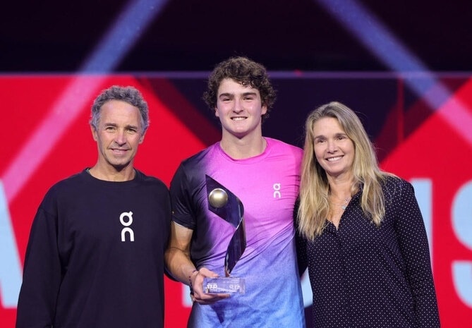 Cha mẹ cùng Fonseca mừng danh hiệu ATP 500 đầu tiên, tại sân Trung tâm ở St. Jakobshalle, Basel, Thụy Sĩ hôm 26/10. Ảnh: ATP