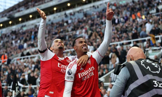 William Saliba (trái) và Gabriel Magalhaes mừng bàn thắng trong trận Arsenal gặp Newcastle trên sân St James Park, thành phố Newcastle upon Tyne, Vương quốc Anh, ngày 28/9/2025. Ảnh: Reuters