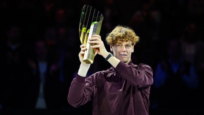 Sinner mừng danh hiệu ATP Erste Bank Open, tại sân Trung tâm ở tổ hợp Wiener Stadthalle, Vienna, Áo hôm 26/10. Ảnh: ATP