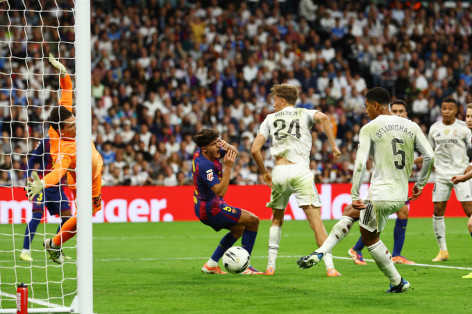 Jude Bellingham đệm bóng ấn định chiến thắng 2-1. Ảnh: AS
