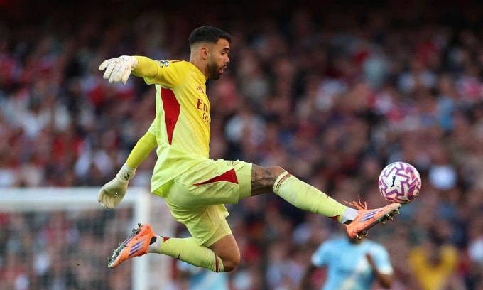 Thủ môn David Raya chạm bóng trong trận Arsenal hòa Man City trên sân Emirates, thành phố London, Vương quốc Anh ngày 21/9/2025. Ảnh: Reuters