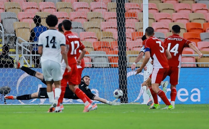 Indonesia (áo đỏ) thua Iraq 0-1 ở lượt hai bảng B vòng loại bốn, khu vực châu Á, World Cup 2026, trên sân King Abdullah, thành phố Jeddah, Arab Saudi tối 11/10/2025. Ảnh: Reuters