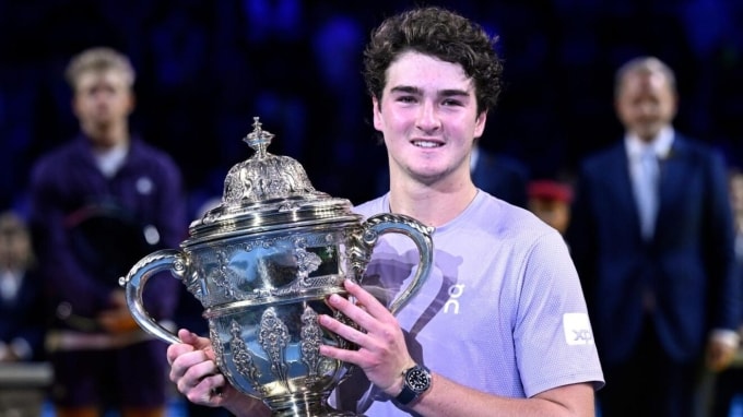 Fonseca mừng danh hiệu ATP 500 đầu tiên, tại sân Trung tâm ở St. Jakobshalle, Basel, Thụy Sĩ hôm 26/10. Ảnh: ATP