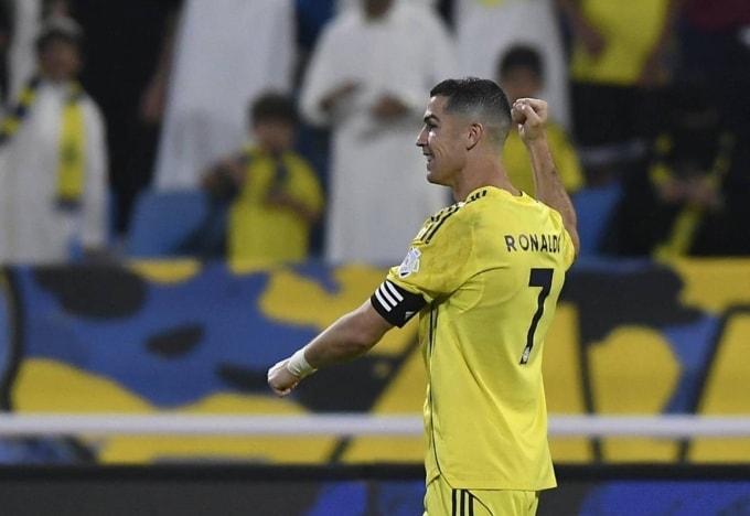 Cristiano Ronaldo mừng bàn trong trận Al Hazm 0-2 Al Nassr ở vòng sáu Saudi Pro League hôm 25/10. Ảnh: Reuters
