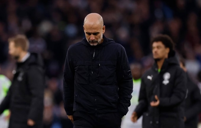 Pep Guardiola (giữa) trầm tư trong trận Aston Villa 1-0 Man City ở vòng chín Ngoại hạng Anh tối 26/10. Ảnh: Reuters