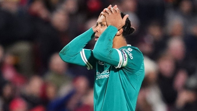Van Dijk thất vọng trong trận Brentford 3-2 Liverpool ở vòng chín Ngoại hạng Anh hôm 25/10. Ảnh: AFP