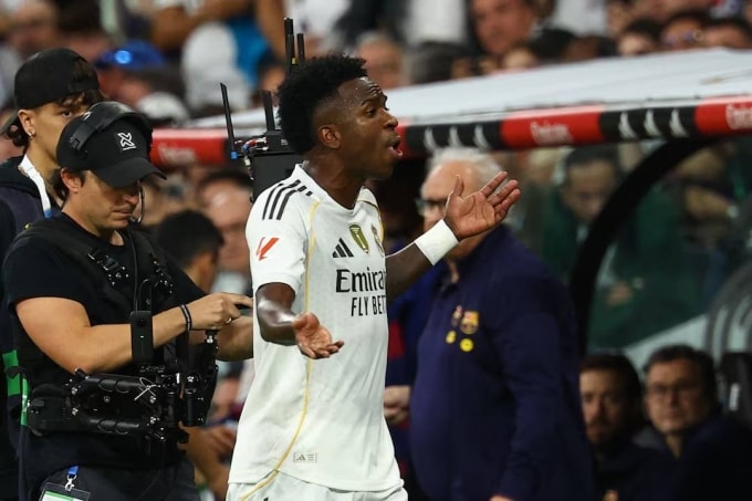 Vinicius phản ứng khi bị thay ra trong trận Real 2-1 Barca ở vòng 10 La Liga tối 26/10. Ảnh: Reuters