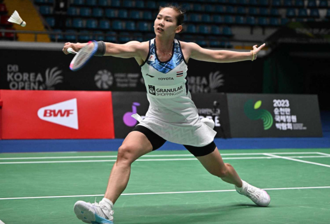 Pornpawee Chochuwong thi đấu với Kim Ga-eun của Hàn Quốc ở bán kết đơn nữ giải vô địch cầu lông Hàn Quốc mở rộng ở Suncheon, Hàn Quốc ngày 9/4/2022. Ảnh: AFP