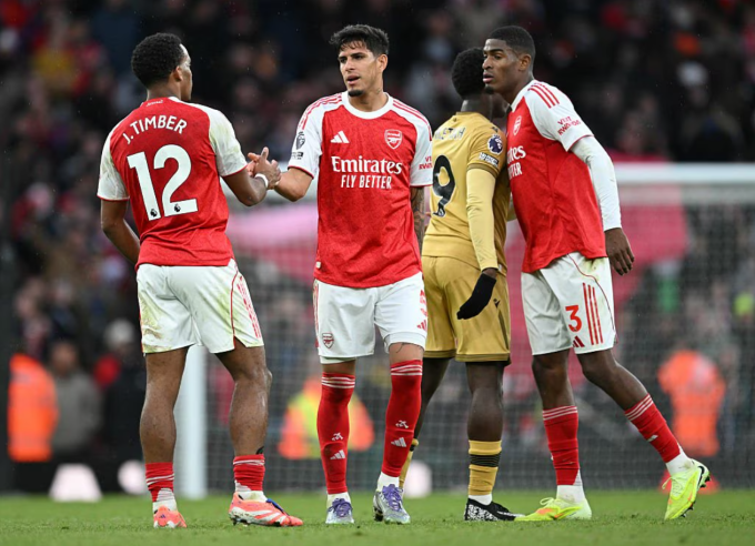 Jurrien Timber (trái) chia vui cùng đồng đội sau trận. Ảnh: Arsenal FC
