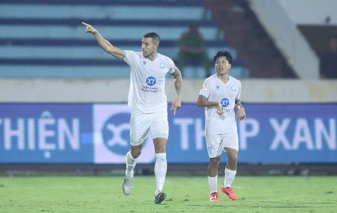 Trung vệ Nam Định Lucas Alves mừng bàn thắng ở phút 89 trong trận hòa Đà Nẵng 1-1. Ảnh: Đức Cường