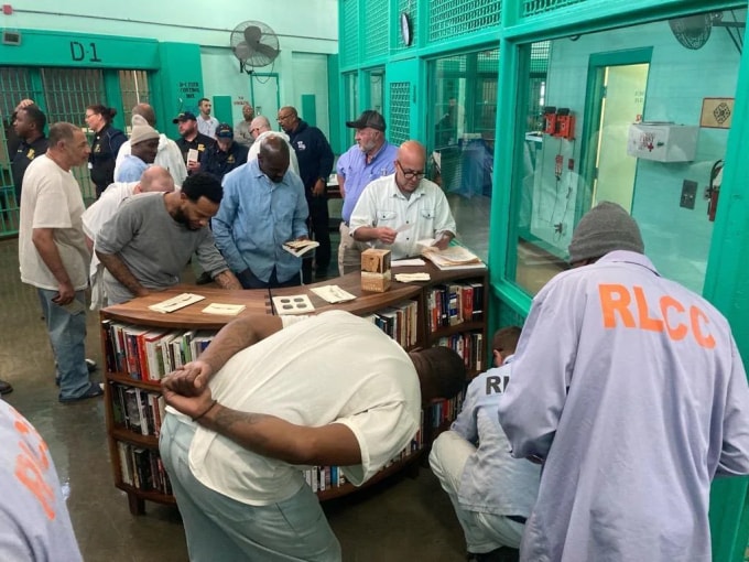 Tù nhân tụ tập tại thư viện của Freedom Reads tại nhà tù Raymond Laborde, Louisiana. Ảnh: AP
