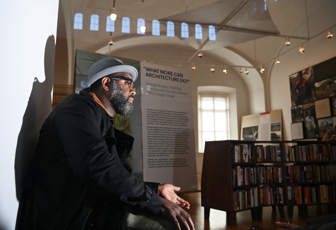 Reginald Dwayne Betts bên cạnh thư viện mới lập ở nhà tù Woodbourne, New York. Ảnh: WP