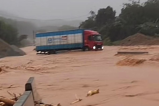 Cao tốc La Sơn - Hòa Liên bị ngập sâu. Ảnh:Vạn An