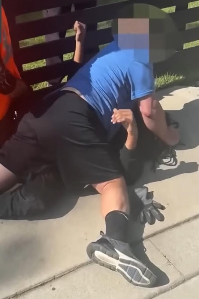 Cựu võ sĩ ghì chặt tên cướp trên vỉa hè chờ cảnh sát đến. Ảnh: NBC