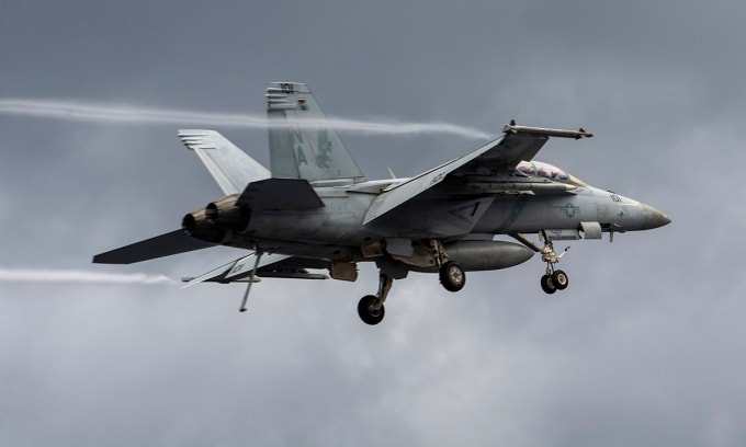 Tiêm kích F/A-18F bay gần tàu sân bay USS Nimitz trên Biển Đông ngày 5/6. Ảnh: US Navy