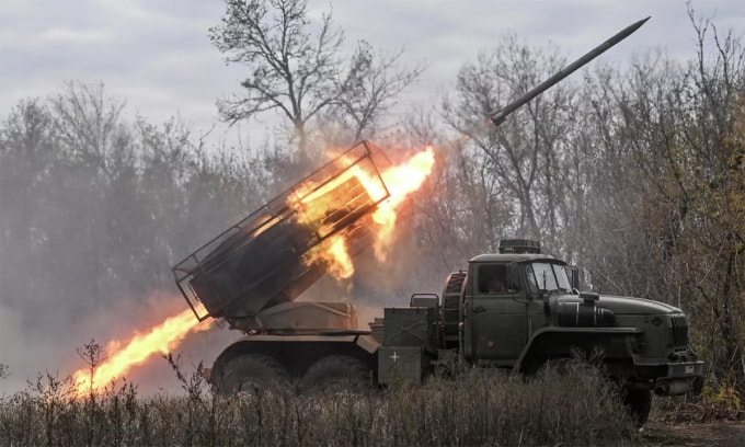 Pháo phản lực BM-21 Grad Nga tập kích vị trí Ukraine trên mặt trận Pokrovsk, tỉnh Donetsk ngày 19/10. Ảnh: RIA Novosti