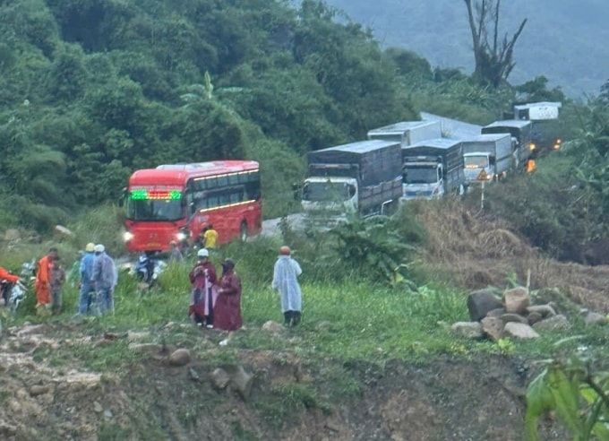 Dòng xe ùn tắc nhiều giờ trên đèo Đại Ninh. Ảnh: Người dân cung cấp