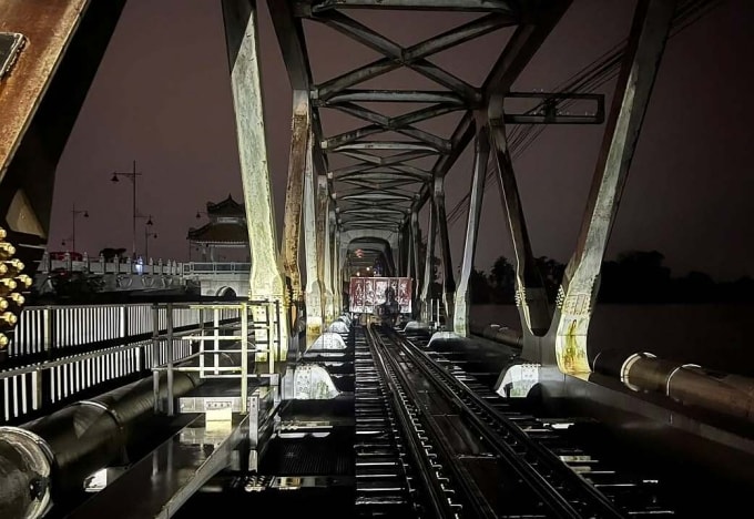 Bố trí tàu hàng chở đá giữ cầu Bạch Hổ. Ảnh: VNR