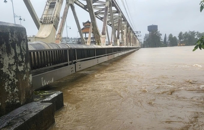Cầu đường sắt Bạch Hổ (TP Huế) có mức nước dâng cao. Ảnh: VNR