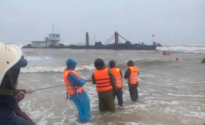 Lực lượng chức năng ứng cứu 4 thuyền. Ảnh: Bộ đội biên phòng Quảng Trị