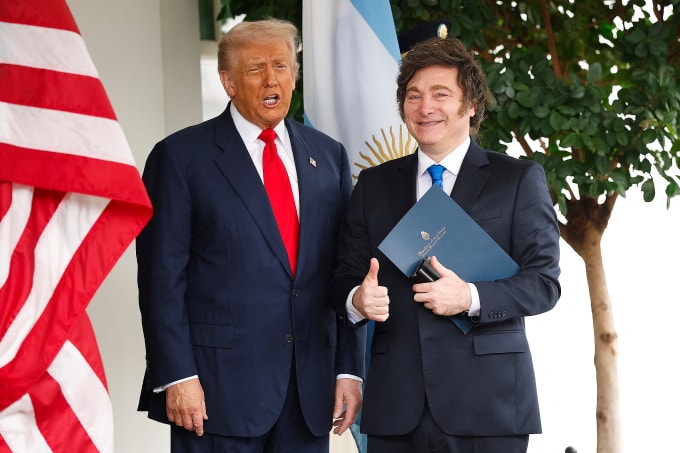 Tổng thống Mỹ Donald Trump (trái) và Tổng thống Argentina Javier Milei tại Nhà Trắng ngày 14/10. Ảnh: AFP