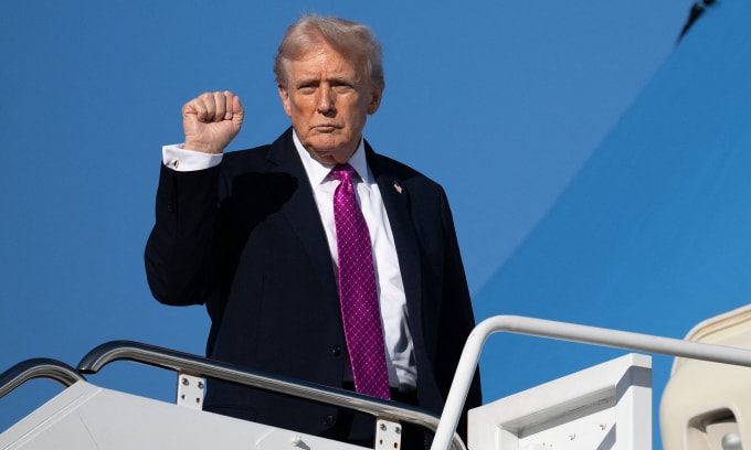 Tổng thống Mỹ Donald Trump bước lên chuyên cơ đi Florida hôm 17/10. Ảnh: AFP