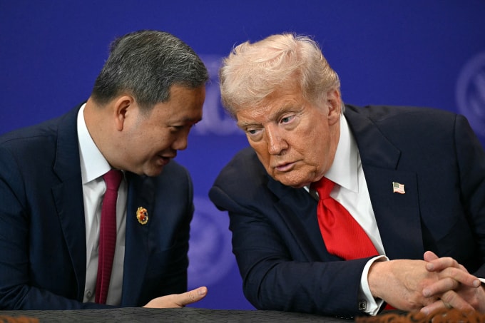 Tổng thống Mỹ Donald Trump (phải) trò chuyện cùng Thủ tướng Campuchia Hun Manet tại sự kiện bên lề Hội nghị Cấp cao ASEAN, ngày 26/10. Ảnh: AFP