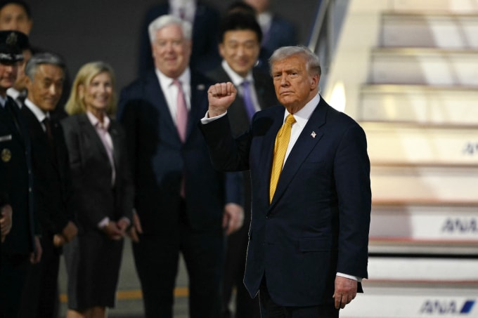 Tổng thống Mỹ Donald Trump tại sân bay Haneda, thủ đô Tokyo, Nhật Bản, ngà y27/10. Ảnh: AFP