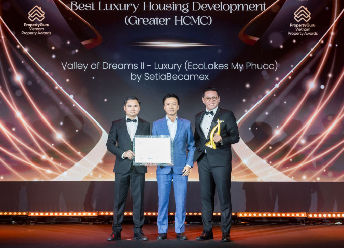 Đại diện chủ đầu tư SetiaBecamex nhận giải thưởng trong đêm Gala 24/10. Ảnh: SetiaBecamex