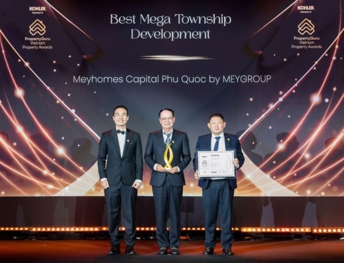 Đại diện Meygroup nhận hai giải thưởng cho dự án Galia Hanoi và Meyhomes Capital Phú Quốc tại Vietnam PropertyGuru Awards 2025. Ảnh: Meygroup