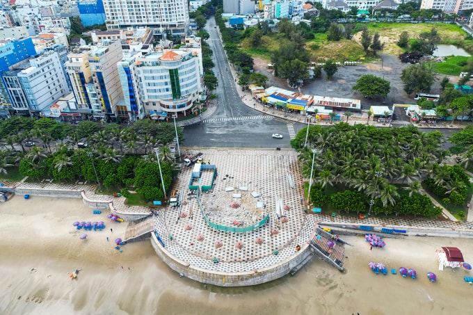 Khu vực Quảng trường Cột cờ đang được quây tôn, cải tạo mặt bằng. Ảnh: Trường Hà