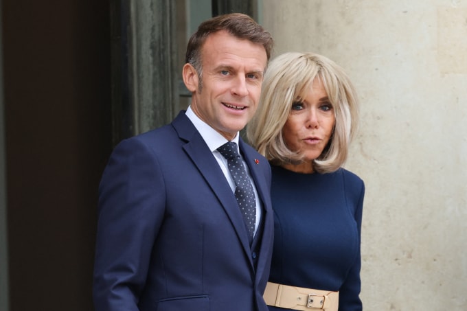 Tổng thống Pháp Emmanuel Macron và Đệ nhất phu nhân Brigitte Macron (phải) tại Điện Elysee ngày 8/10. Ảnh: AFP