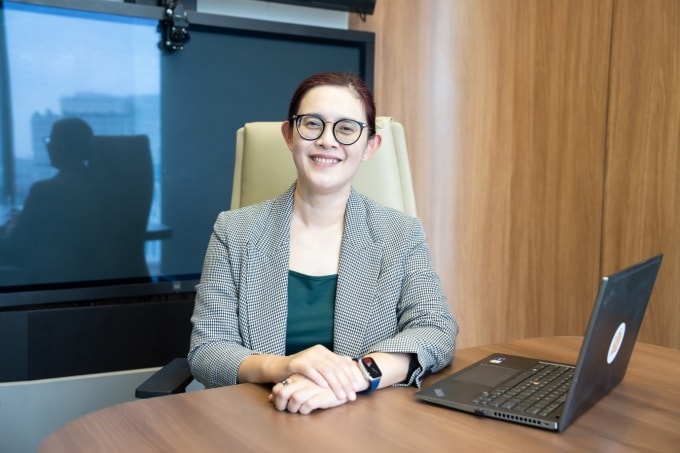 Bà Kartini Binte Abdul Rahman chia sẻ về chương trình đào tạo, học bổng cho sinh viên Việt Nam. Ảnh: Tùng Đinh