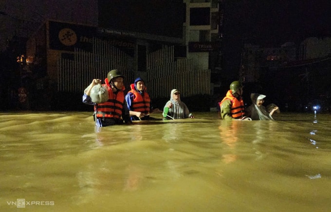 Đường liên thôn qua xã Khe Tre, TP Huế ngập một mét. Ảnh: Võ Thạnh