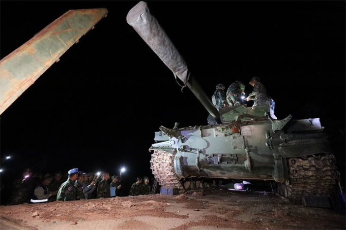 Xe tăng Campuchia được đưa khỏi khu vực giáp biên giới Thái Lan vào đêm 26/10. Ảnh: Khmer Times