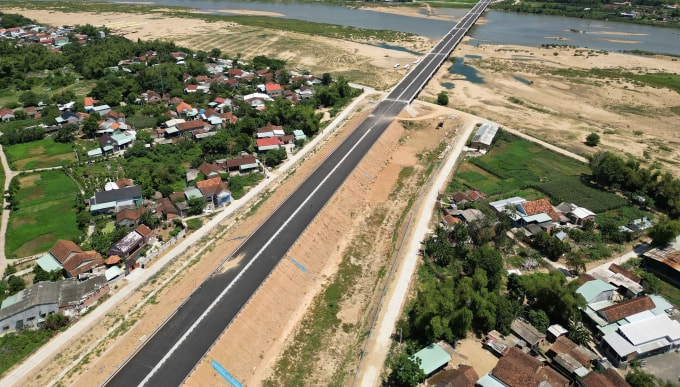 Cao tốc Hoài Nhơn - Quy Nhơn đang được hoàn thiện. Ảnh: