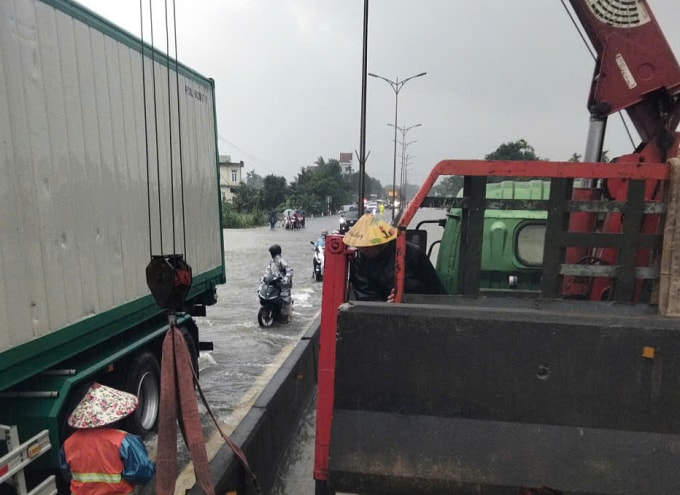 Quốc lộ 1 đoạn qua Phong Điền, TP Huế ngập 20-30cm, hạn chế xe 4-7 chỗ lưu thông. Ảnh: Sở Xây dựng Huế