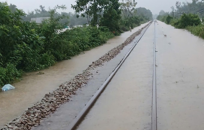 Đường sắt Bắc Nam qua Huế bị ngập nước. Ảnh: VNR