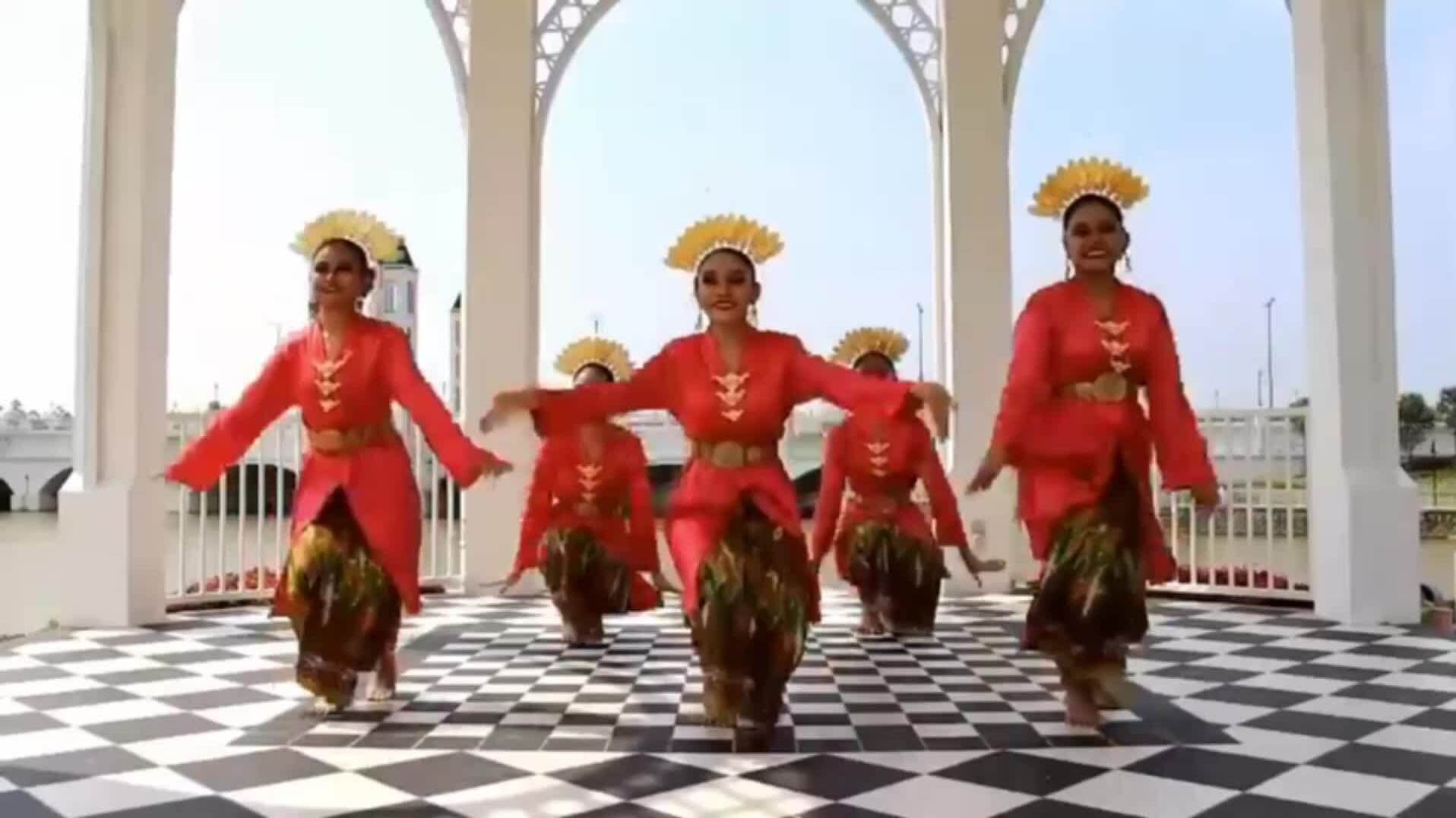 Điệu múa ông Trump nhún nhảy trong lễ đón tại Malaysia