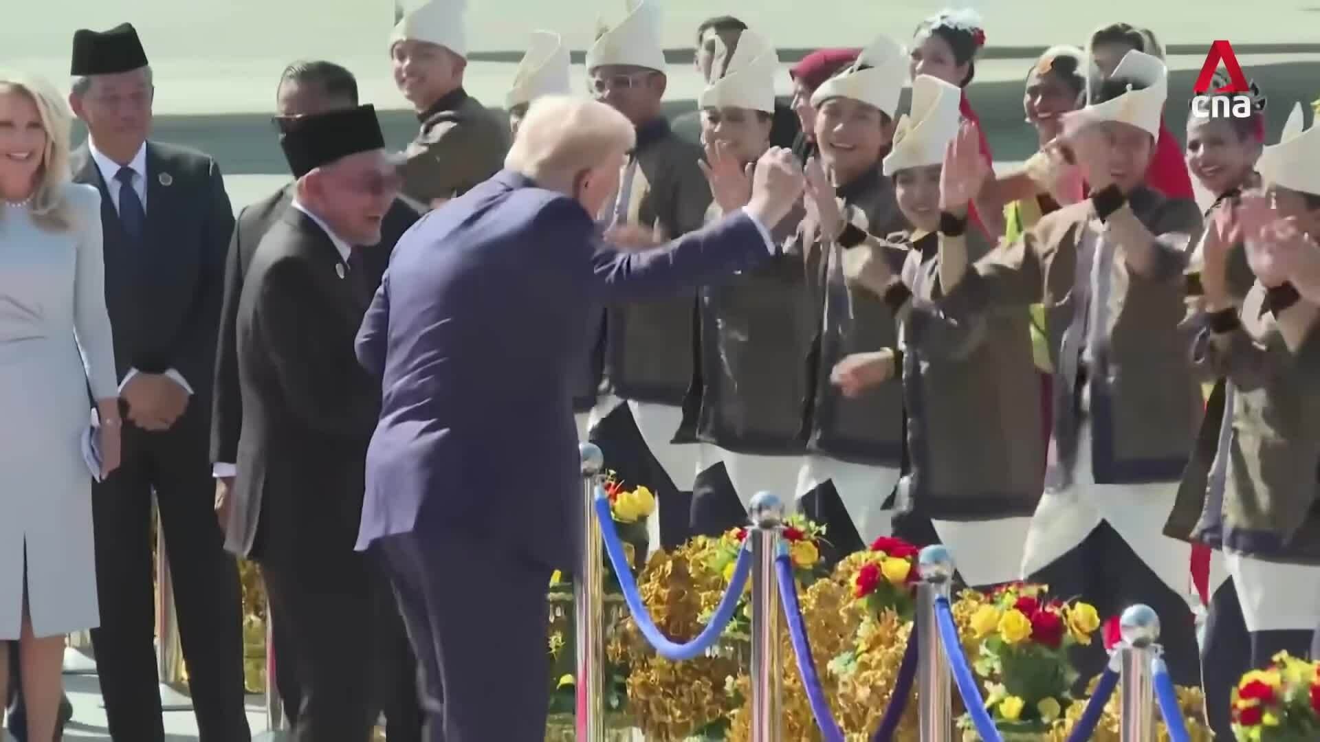 Điệu múa ông Trump nhún nhảy trong lễ đón tại Malaysia