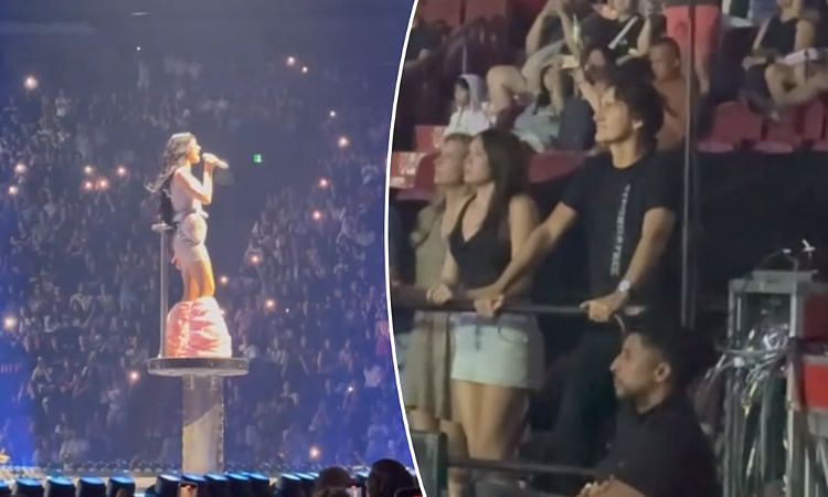 Cựu Thủ tướng Canada hát tại concert của Katy Perry