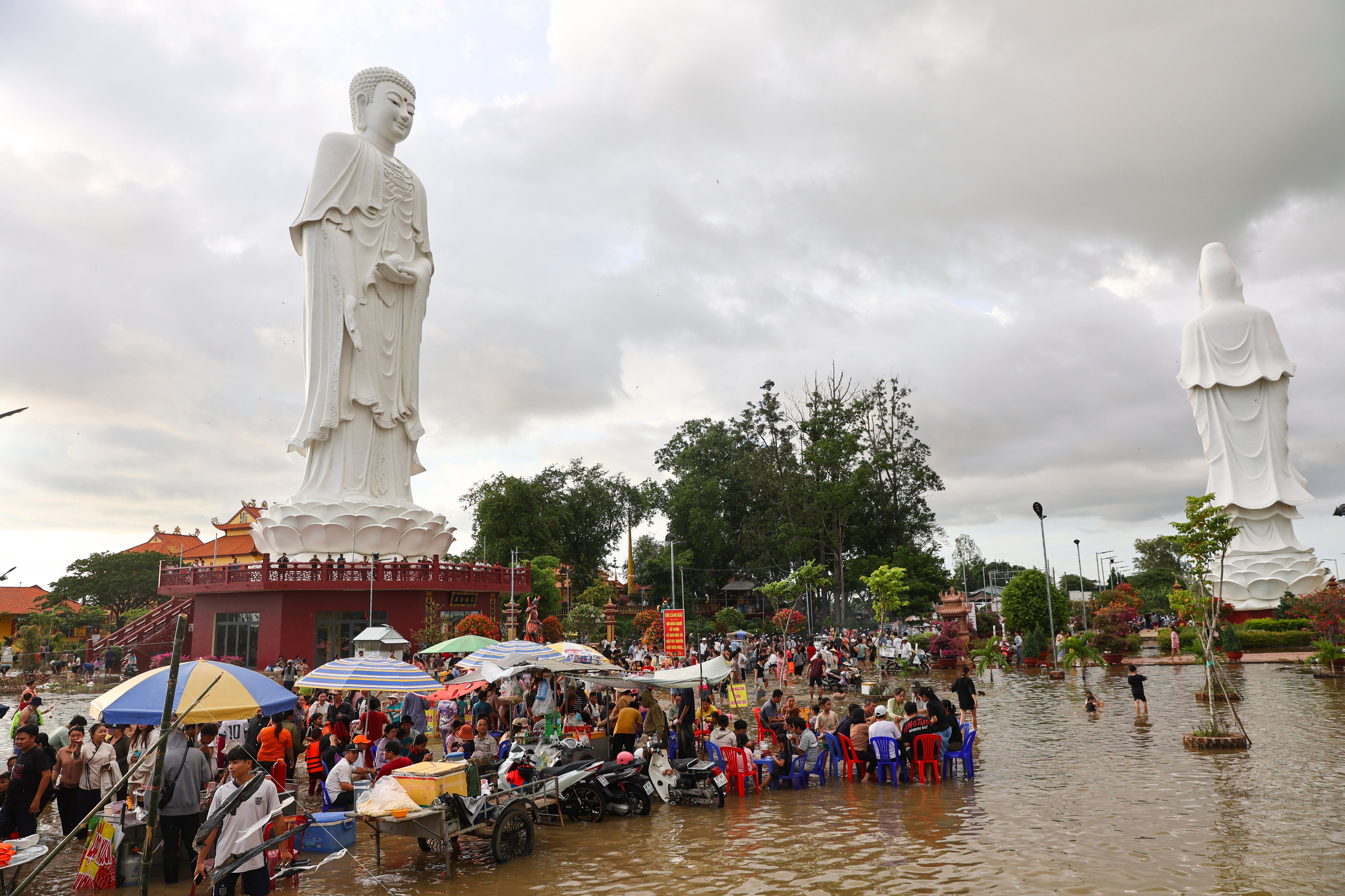 Người dân lội nước viếng chùa