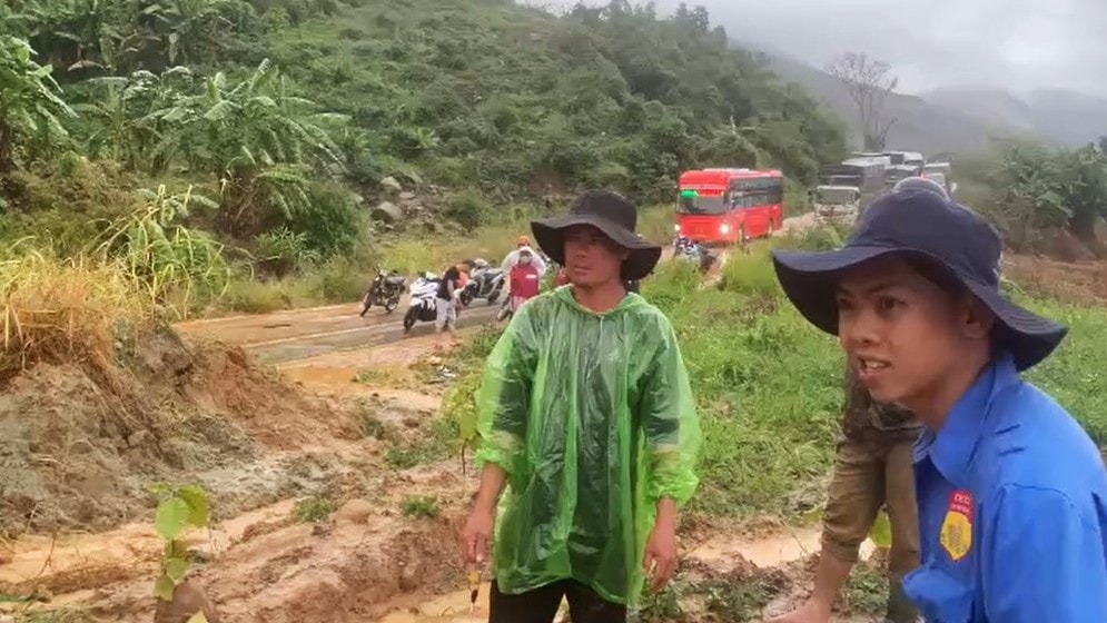 Đường nối Mũi Né – Đà Lạt ùn tắc do sạt lở đèo Đại Ninh