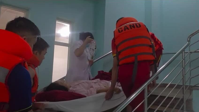 Video công an chuyển bệnh nhân ở bệnh viên Trung ương lên tầng cao tránh lũ