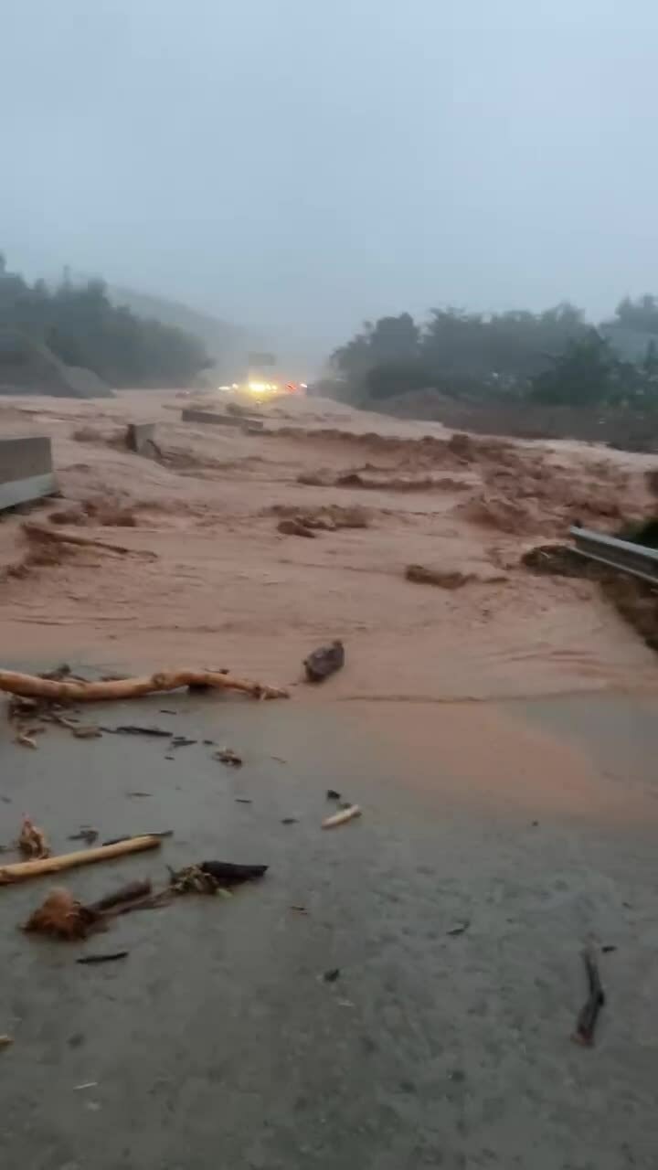 Video nước tràn cao tốc