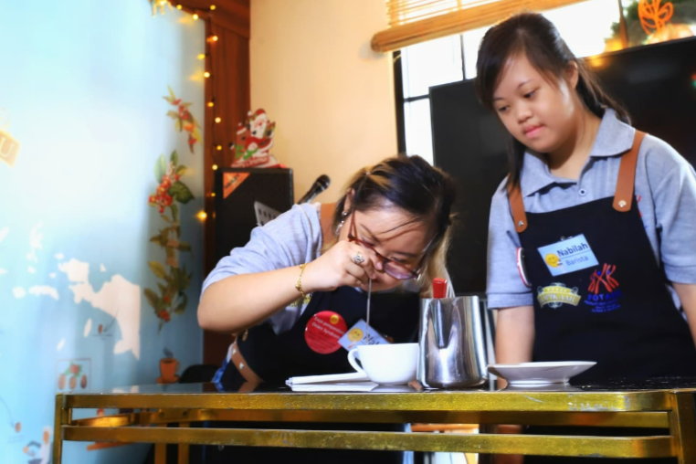 Những ly cà phê dư vị đắng lại được pha từ những con người ngọt ngào.